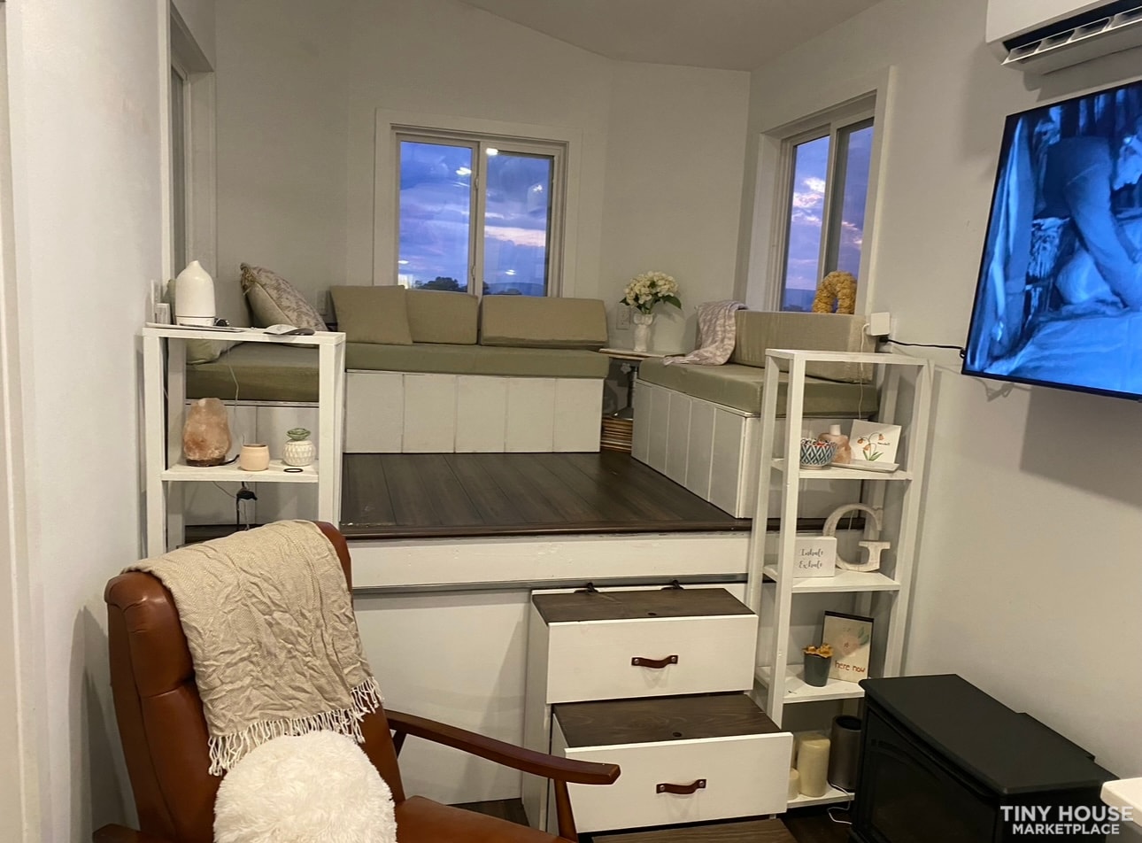 Custom 28ft tiny home perfect for full time living or rental - Image 4