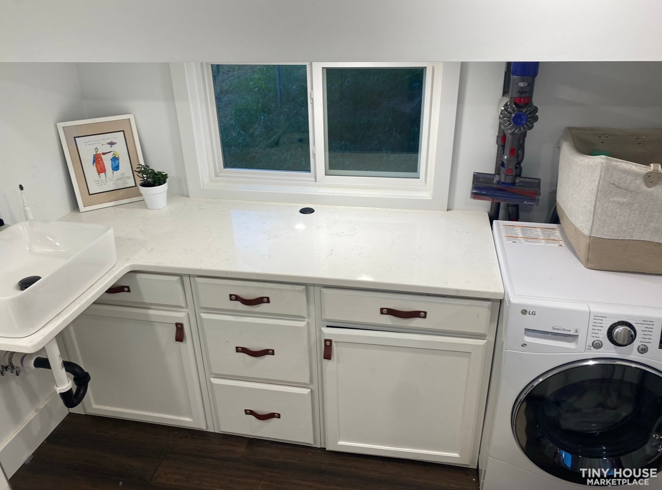 Custom 28ft tiny home perfect for full time living or rental - Image 7