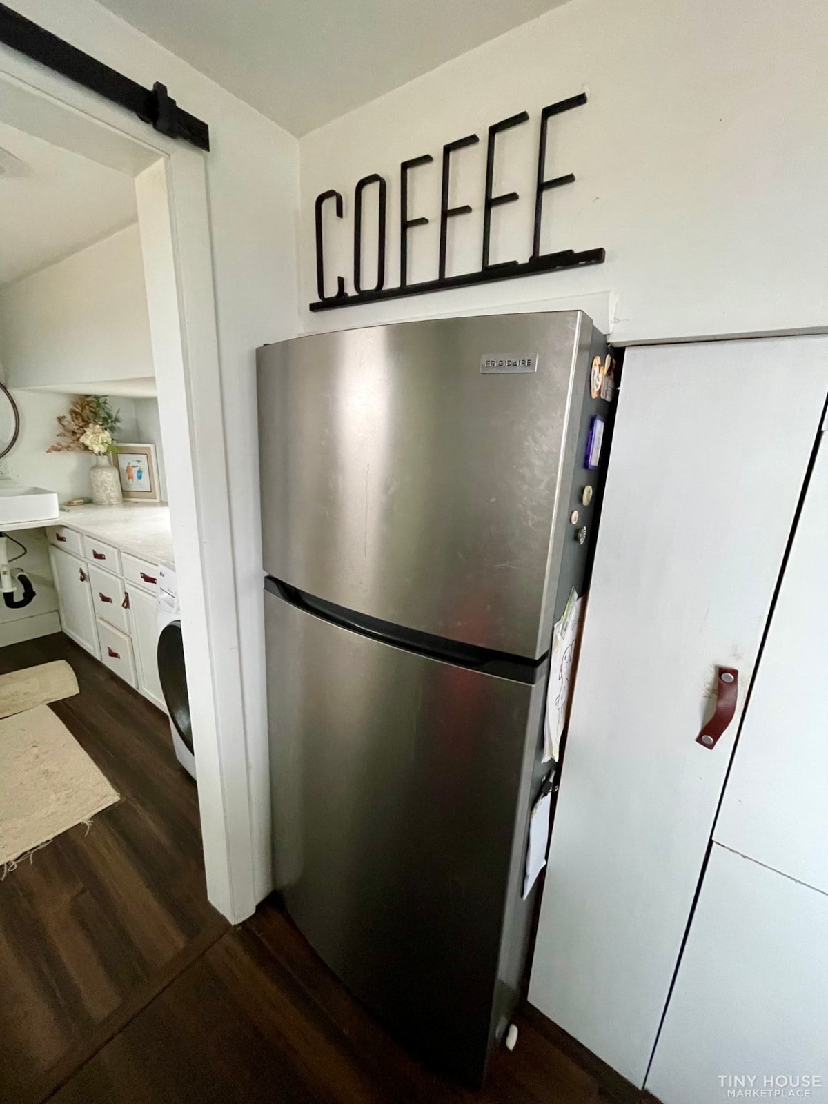 Custom 28ft tiny home perfect for full time living or rental - Image 9